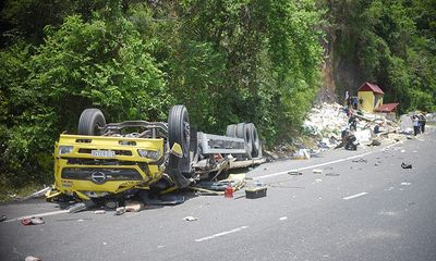 Tin tức tai nạn giao thông ngày 13/5/2021: Xe tải đổ đèo đâm vào vách núi, 2 người chết