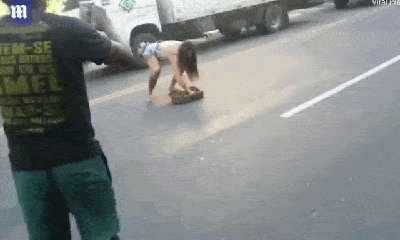 Video: Rùng mình khoảnh khắc cô gái tay không bắt trăn khổng lồ giữa đường