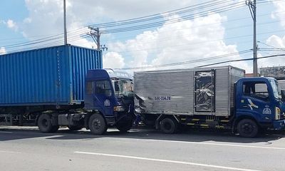 Container tông thẳng đuôi ôtô tải đang dừng, phụ xe tử vong tại chỗ