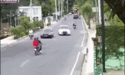 Video: Rùng mình khoảnh khắc xe máy đấu đầu ô tô, 2 thanh niên văng lên không trung