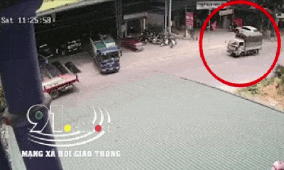 Ô tô chở 3 người trong gia đình tông đuôi ô tô tải đang dừng đỗ ở Phú Thọ, 1 người tử vong