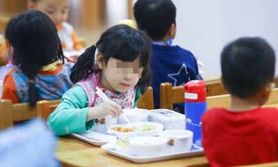 Bộ GD-ĐT hướng dẫn tổ chức ăn bán trú khi học trực tiếp: Lớp nào ăn, ngủ riêng lớp đó