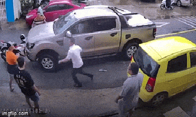 Vụ clip 3 người đi ô tô bị đánh gục giữa đường: 