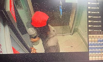 Người phụ nữ 39 tuổi dùng đá ném vỡ màn hình ATM