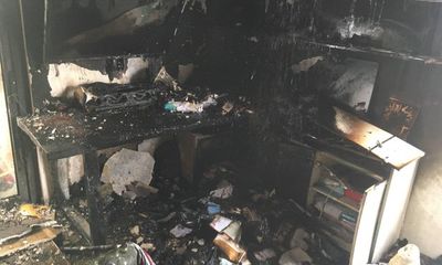 Giải cứu thành công nam sinh 16 tuổi kẹt trong căn hộ bốc cháy ở Hà Nội