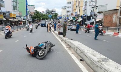 Người đàn ông ngã văng qua làn đường ngược chiều, bị xe máy lao tới tông tử vong