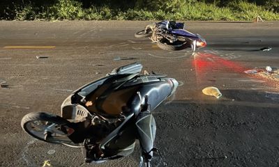 2 xe máy văng giữa đường sau tai nạn, người phụ nữ tử vong