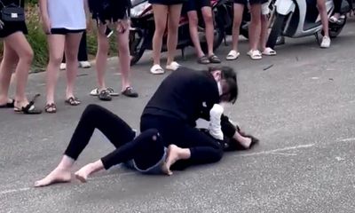 2 nữ sinh đánh nhau giữa đường, nhiều học sinh dùng điện thoại quay clip
