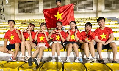 Tặng áo, cờ đỏ sao vàng - Better Trip tiếp lửa cho khán giả Việt Nam