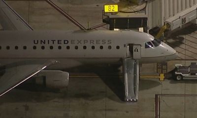 Mỹ: Nam hành khách nhảy khỏi máy bay đang chạy trên đường băng