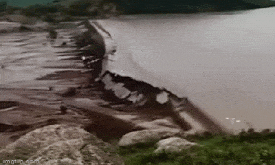 Video mưa lũ phá vỡ 2 đập thủy điện có sức chứa 46 triệu m3 ở Trung Quốc