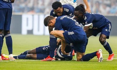 Kinh hoàng tiền đạo Ligue 1 đột quỵ ngay trên sân trong lúc thi đấu