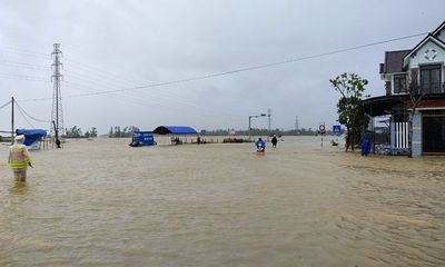 Hình ảnh nước lũ ngập ngang lưng, đường biến thành sông sau trận mưa như trút ở Quảng Nam