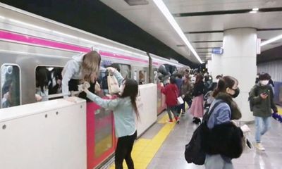 Đâm dao, xịt axit trên tàu điện ngầm Nhật Bản ngày Halloween
