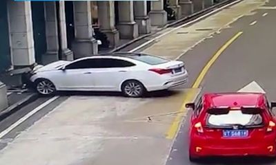 Video: Nữ tài xế đi giày cao gót lái xe đâm thẳng vào cột tường