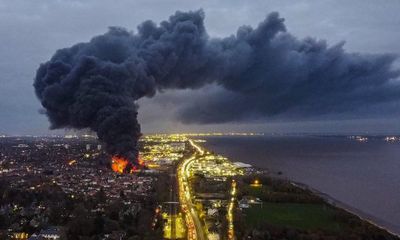 Video: Cháy kinh hoàng tại nhà máy nhựa ở Anh, khói đen dày đặc bao phủ thành phố