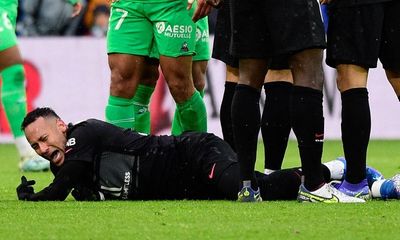 Chấn thương của Neymar không tệ như lúc gào khóc trên sân