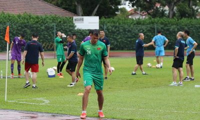 AFF Cup 2020: Đội tuyển Việt Nam ướt sũng trong buổi tập đầu tiên tại Singapore
