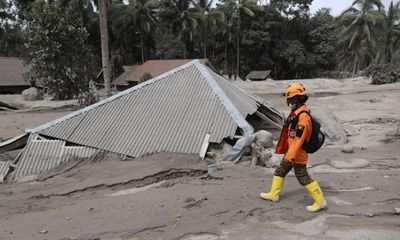 Video núi lửa phun trào kinh hoàng, 14 người chết và hàng chục người bị thương ở Indonesia