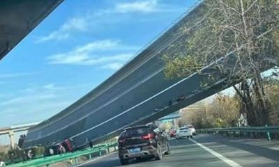 Trung Quốc: Cầu vượt cao tốc bất ngờ sập, lật nghiêng khiến 3 người thiệt mạng