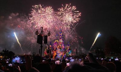Video: Chiêm ngưỡng màn pháo hoa nghệ thuật đón năm 2022 tại Disneyland Thượng Hải