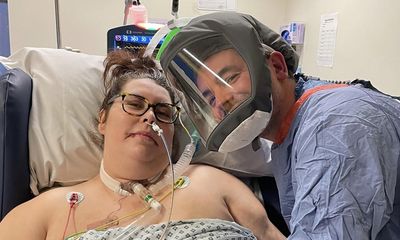 Nữ y tá nhiễm COVID-19 nguy kịch hồi phục sau 28 ngày hôn mê nhờ dùng thuốc trị rối loạn cương dương