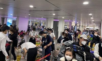 Khách liên tục đổ về, sân bay Tân Sân Nhất lập kỷ lục mới ngày cuối nghỉ Tết 