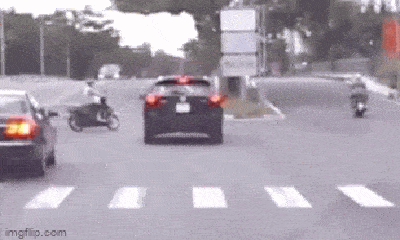 Video: Tránh người phụ nữ đi xe máy vượt đèn đỏ, ô tô đâm thẳng vào cột đèn