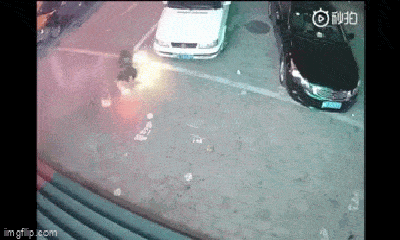 Video: Châm pháo hoa vào nắp cống, cậu bé gây nên vụ nổ kinh hoàng