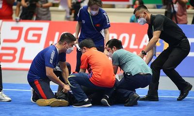 Thể thao 24h - Võ sĩ Việt Nam bất ngờ đổ gục, nằm bất động khi đang thi đấu