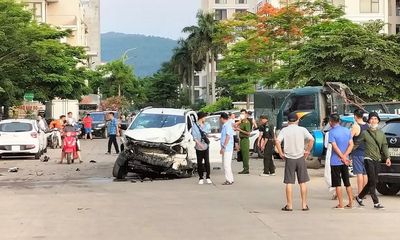 Quang Ninh: Xe bán tải đâm hỏng hàng loạt ô tô đỗ bên đường