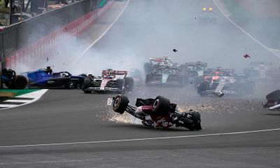 Tay đua F1 Trung Quốc gặp tai nạn kinh hoàng trên đường đua, xe vỡ tan tành