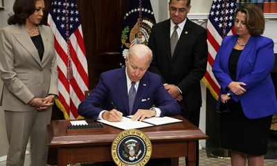 Tổng thống Biden ký sắc lệnh bảo vệ quyền phá thai