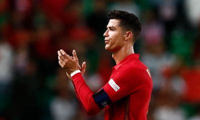 Ronaldo lần đầu có động thái về tương lai, đáp trả ngắn gọn tin đồn về Bồ Đào Nha thi đấu