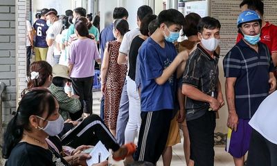 Người dân Hà Nội xếp hàng đông đúc đi tiêm vaccine ngừa COVID-19