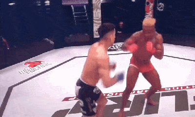 Video: Võ sĩ MMA khiến đối thủ đo sàn bằng cú lên gối hiểm hóc