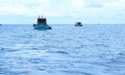 Cảnh sát biển bắt giữ hai tàu chở trái phép 75.000 lít dầu