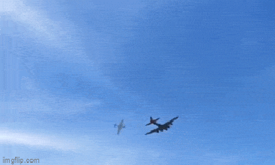 Mỹ: Tiêm kích va chạm với máy bay ném bom trên không
