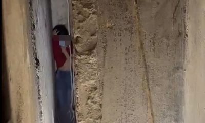 Giải cứu thành công bé gái 9 tuổi kẹt giữa khe tường rộng 25cm