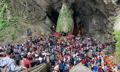 Du khách chen chân chật cứng ở chùa Hương, mất cả tiếng mới nhích được 500m