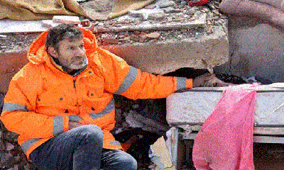 Xót xa hình ảnh người cha Thổ Nhĩ Kỳ nắm chặt tay con gái thiệt mạng dưới đống đổ nát
