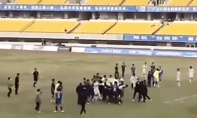 Video: Cầu thủ Trung Quốc hỗn chiến trên sân như phim xã hội đen Hong Kong