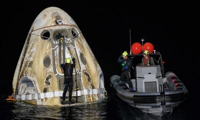 Tàu vũ trụ SpaceX Crew Dragon trở về trái đất an toàn sau hơn 150 ngày trong không gian