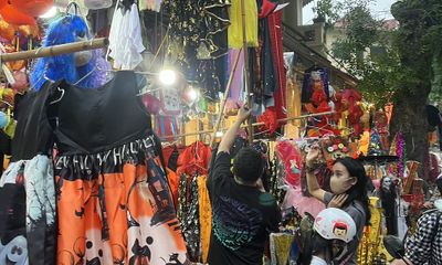 Nhộn nhịp mua sắm tại phố Hàng Mã trước thềm Halloween