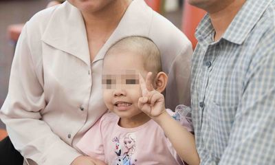 Mẹ bé gái 2 tuổi mắc ung thư điều trị bằng liệu pháp tế bào đầu tiên ở Việt Nam: “Con em được ra viện và về nhà chị ạ!”
