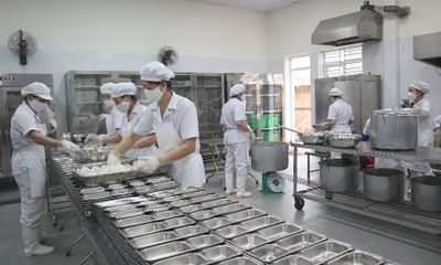 Vụ suất ăn ‘lèo tèo’ giá 32.000 đồng của học sinh ở Hà Nội: Tự lựa chọn nhà cung cấp