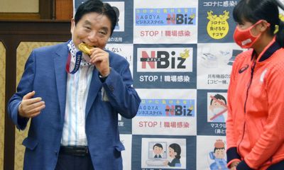 Cắn huy chương vàng của VĐV Olympic, quan chức Nhật Bản bị chỉ trích gay gắt