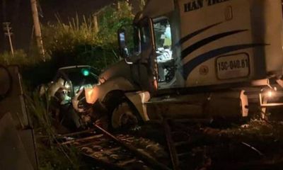 Tin tức tai nạn giao thông ngày 15/8: Bị xe container đâm bẹp, tài xế xe con mắc kẹt trong cabin
