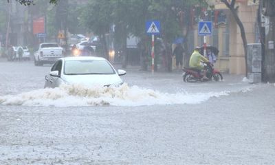 Mưa lớn nhiều giờ, nhiều tuyến đường ở Quảng Ninh ngập lụt nghiêm trọng