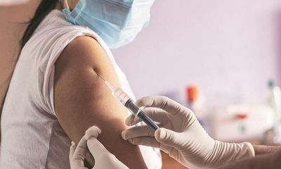 Vợ đi tiêm vaccine ngừa COVID-19 khi chưa hỏi ý kiến, người đàn ông hành hung nữ y tá